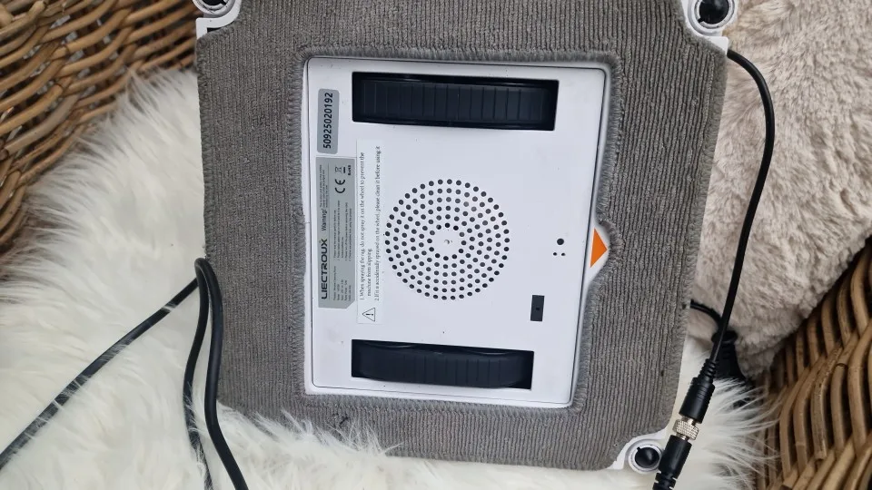 Window Cleaning Robot Liectroux YW509, 2-Way Water Spray,Home Glass Floor Wall Robot Window Cleaner,Laser Sensor,Smart Navigate photo review